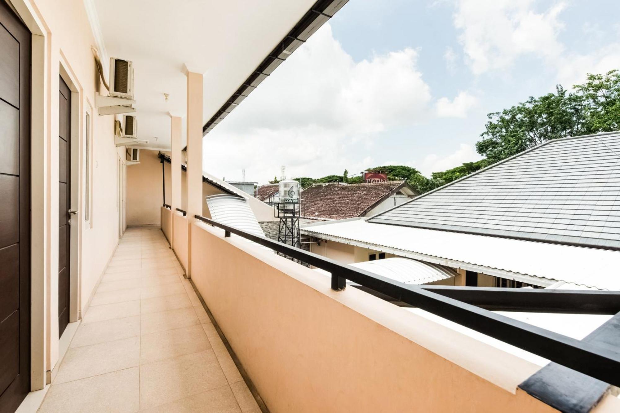 Oyo Life 3398 Griya Rm 19 Syariah Hotell Surabaya Exteriör bild