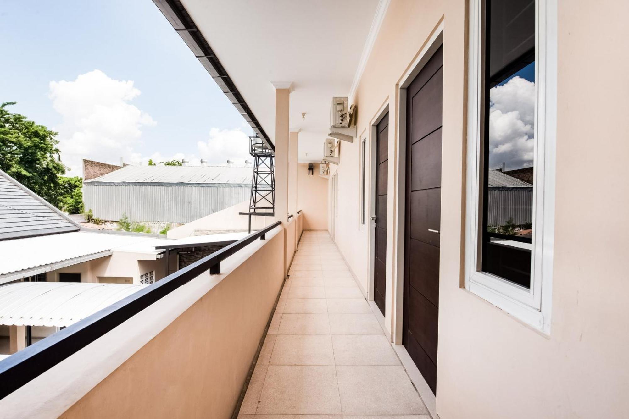 Oyo Life 3398 Griya Rm 19 Syariah Hotell Surabaya Exteriör bild