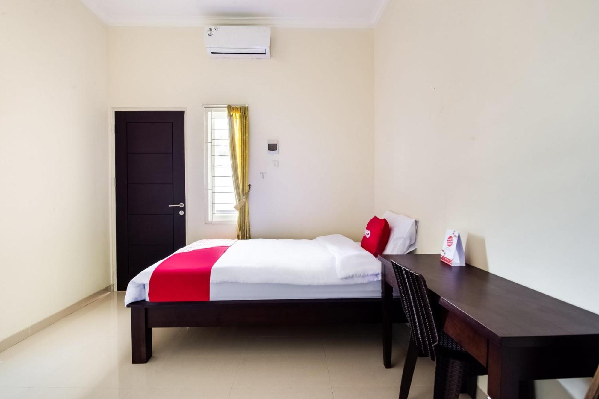 Oyo Life 3398 Griya Rm 19 Syariah Hotell Surabaya Exteriör bild