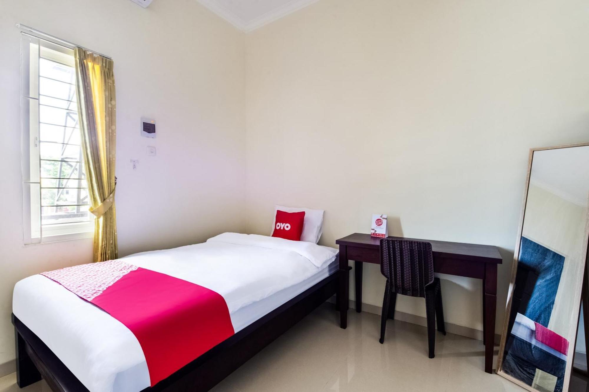 Oyo Life 3398 Griya Rm 19 Syariah Hotell Surabaya Exteriör bild